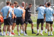 Hertha-Trainer Stefan Leitl (Mitte) setzt vor allem auf physische Parameter in der Vorbereitung