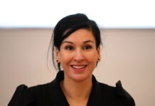 Noosha Aubel (parteilos) war sechs Jahre lang Beigeordnete für Bildung, Kultur, Jugend und Sport in Potsdam. Zuletzt war sie Stadträtin und Dezernentin für Bildung, Integration, öffentliche Dienste und Sicherheit in Flensburg. (Archivbild)