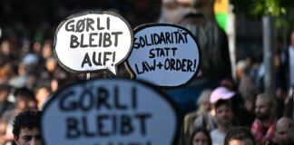 Am Abend demonstrierten rund 900 Menschen gegen den geplante Zaunbau.
