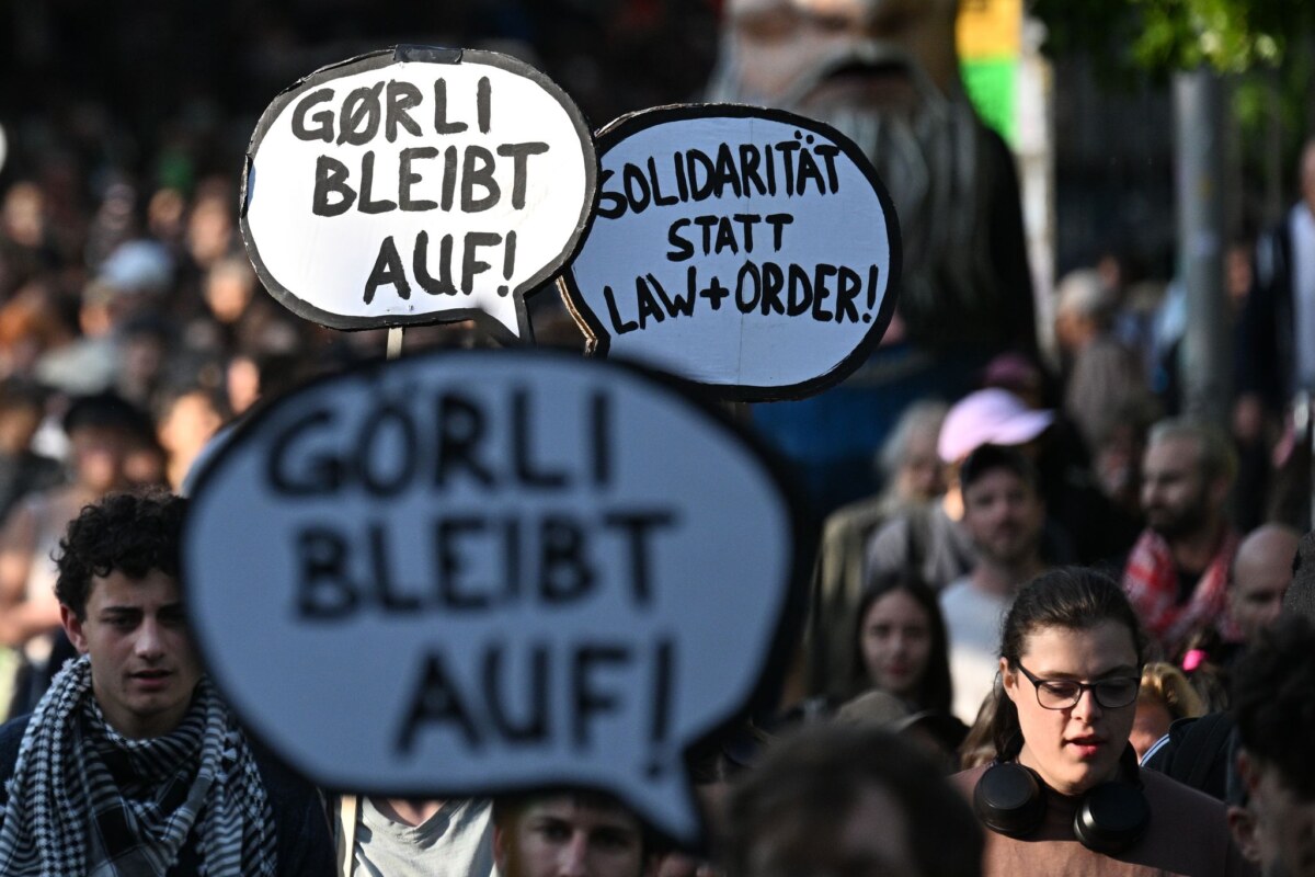 Zaunbau am Görlitzer Park Am Abend demonstrierten rund 900 Menschen gegen den geplante Zaunbau.