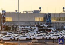 Der US-Elektroautohersteller Tesla will in seinem Werk in Grünheide weiter Abwasser recyceln - ein Wasservertrag ist unterschrieben. (Archivbild)