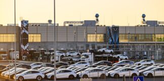 Der US-Elektroautohersteller Tesla will in seinem Werk in Grünheide weiter Abwasser recyceln - ein Wasservertrag ist unterschrieben. (Archivbild)