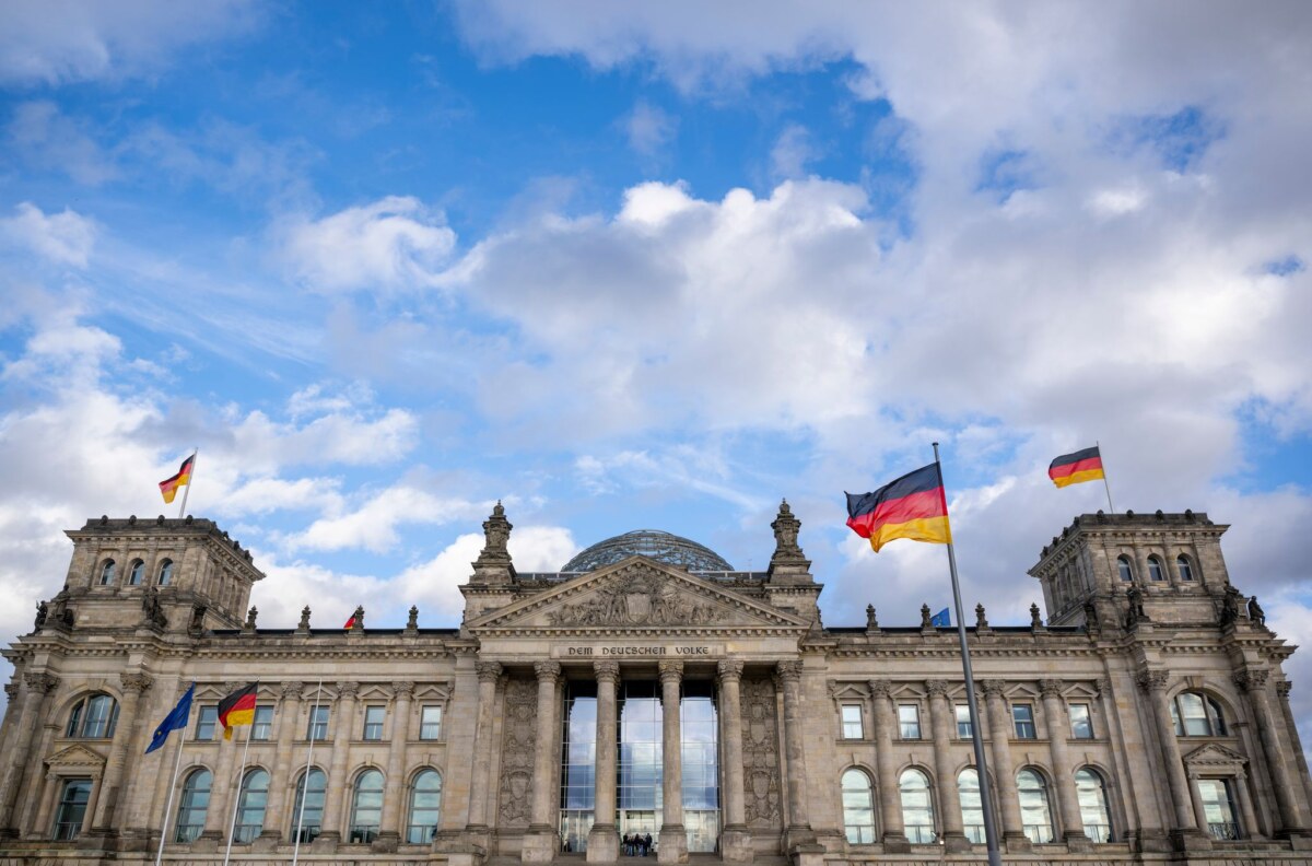 Versuchte Blockade am Reichstagsgebäude Aktivisten versuchen vergeblich, die Tiefgarage des Bundestags zu blockieren. (Archivbild)
