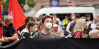 Mehrere hundert Menschen stellen sich in Berlin erneut gegen einen Aufzug von Rechtsextremen. 