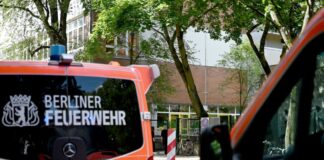 Einsatzfahrzeuge der Feuerwehr vor der Grundschule in Berlin-Moabit. Die Schule musste wegen versprühtem Reizgas geräumt werden.