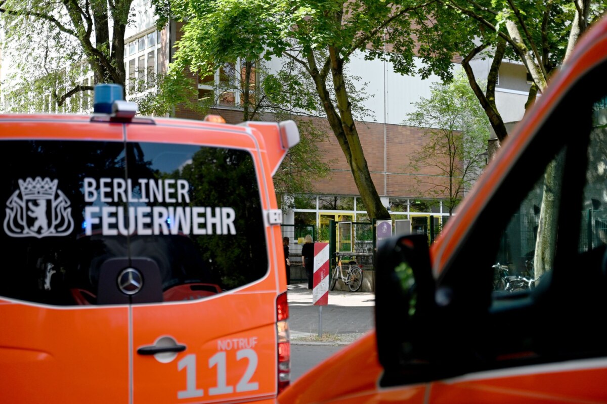 Grundschule in Berlin-Moabit wegen Reizgas geräumt Einsatzfahrzeuge der Feuerwehr vor der Grundschule in Berlin-Moabit. Die Schule musste wegen versprühtem Reizgas geräumt werden.