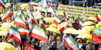 In Berlin demonstrieren Menschen gegen die islamische Führung des Iran. 
