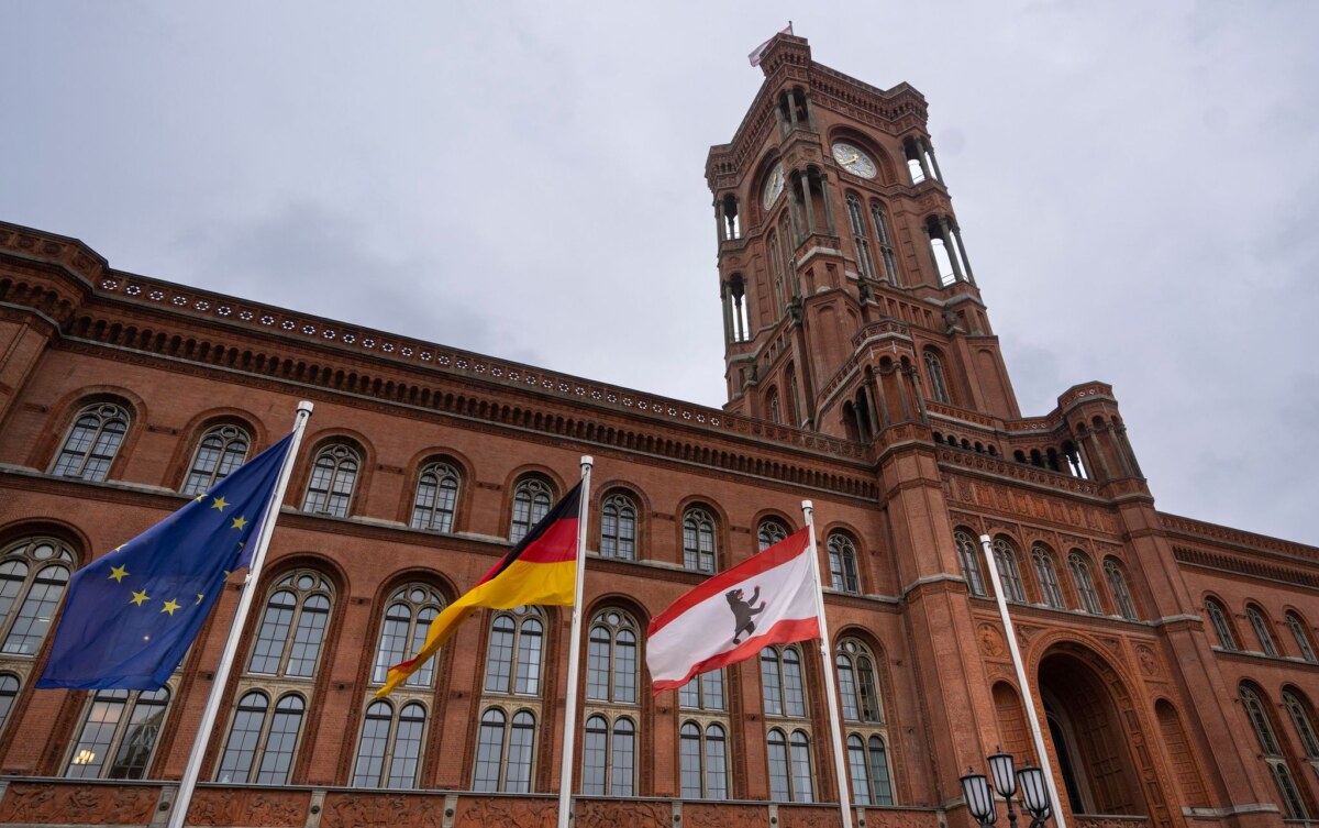 Rotes Rathaus Am 15. Juni sollen die Veteranen der Bundeswehr erstmals bei einem Nationalen Veteranentag gewürdigt werden. (Archivbild)