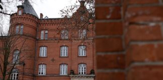 Ein ehemaliger Pfleger eines Wohnheims ist nach dem Tod einer Bewohnerin vom Landgericht Neuruppin zu einer Haftstrafe verurteilt worden (Archivbild).
