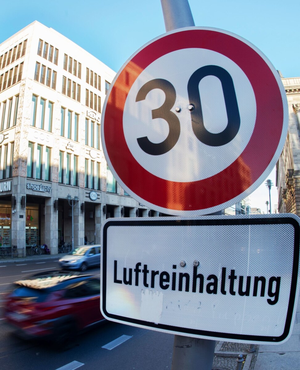 Tempo 30 für bessere Luft An vielen Berliner Hauptstraßen soll Tempo 30 wieder aufgehoben werden. (Archivbild)