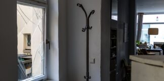 Die Scheibe an einem Bürgertreff in Cottbus ist eingeschlagen. 