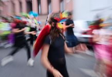 Verkleidete Kinder beim Kinderkarneval der Kulturen. 