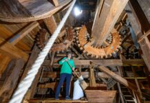 Ute Büttner steht im Inneren ihrer Mühle im Oderbruch.