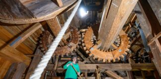Ute Büttner steht im Inneren ihrer Mühle im Oderbruch.