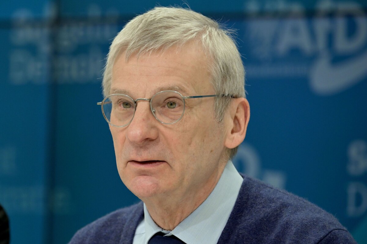Brandenburgs AfD-Fraktionschef Berndt Brandenburgs AfD-Fraktionsvorsitzender Hans-Christoph Berndt spricht sich gegen die automatische Änderung der Diäten aus (Archivbild).