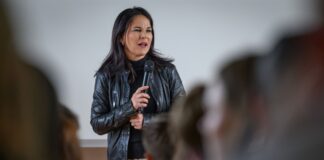 Die scheidende Brandenburger Bundestagsabgeordnete Annalena Baerbock (Grüne) diskutiert mit Schülerinnen und Schülern.