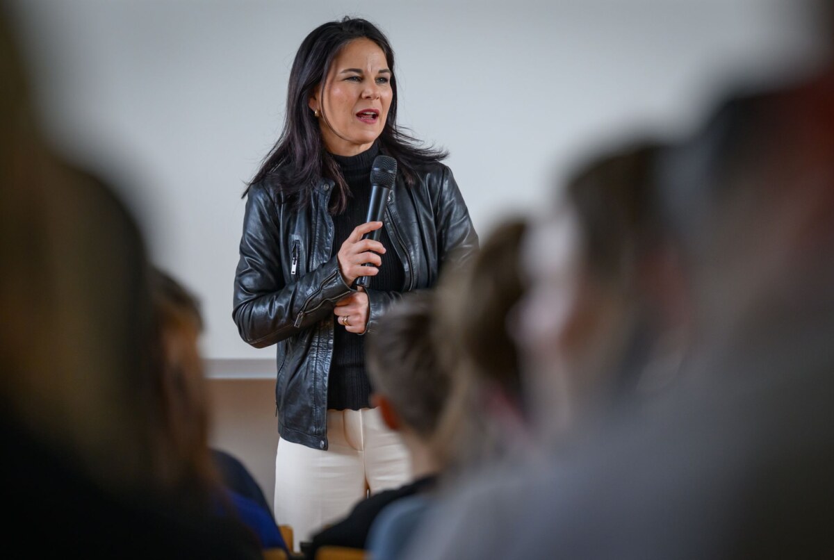 Annalena Baerbock nimmt an einer Schülerdebatte teil Die scheidende Brandenburger Bundestagsabgeordnete Annalena Baerbock (Grüne) diskutiert mit Schülerinnen und Schülern.