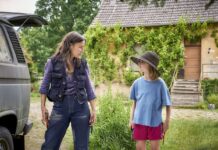 Zu Beginn ist jede Begegnung zwischen Anne (Meret Becker, l) und ihrer Enkelin Tilda (Luise Landau) ein Duell.