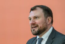 Brandenburgs Wirtschaftsminister Daniel Keller (SPD) freut sich über den vereinbarten Mindestlohn (Archivbild). 