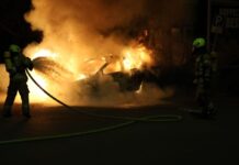 In Berlin haben Unbekannte drei Autos in Brand gesteckt. (Archivbild)
