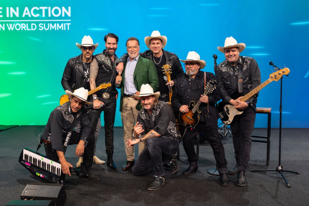 The BossHoss singen und trainieren mit Schwarzenegger Nach der Song-Präsentation begrüßte Schwarzenegger seine Musiker-Freunde auf der Bühne.
