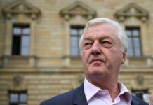Jürgen Elsässer, «Compact»-Chefredakteur, gibt vor dem Bundesverwaltungsgericht in Leipzig ein Statement. 