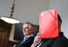 Nach einem Angriff auf eine Polizistin nach einem Unfall ist ein Mann aus einer arabischstämmigen Großfamilie zu zehn Monaten Haft auf Bewährung verurteilt worden. Der 21-Jährige hatte gestanden und Bedauern geäußert.