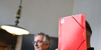 Nach einem Angriff auf eine Polizistin nach einem Unfall ist ein Mann aus einer arabischstämmigen Großfamilie zu zehn Monaten Haft auf Bewährung verurteilt worden. Der 21-Jährige hatte gestanden und Bedauern geäußert.