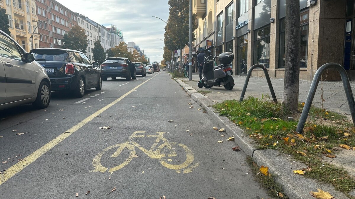 Radweg in der Kantstraße Die Berliner Verkehrsverwaltung will Busspur und Radweg an der Kanstrraße zusammenlegen. (Archivbild)