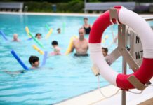 Mehr Berliner Grundschüler als früher haben ein Schwimmabzeichen. (Symbolbild)