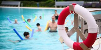 Mehr Berliner Grundschüler als früher haben ein Schwimmabzeichen. (Symbolbild)