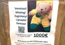 1.000 Euro Finderlohn sind auf Steckbriefen in der Hauptstadt ausgesetzt, «wenn das Bärchen unversehrt zu uns zurückkehrt».