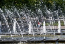  An zahlreichen Orten in Berlin gibt es Wasserspielplätze, Planschen oder Pumpen. (Archivbild)