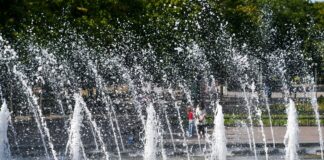  An zahlreichen Orten in Berlin gibt es Wasserspielplätze, Planschen oder Pumpen. (Archivbild)