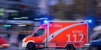 Ein Auto soll eine Radfahrerin in Spandau überfahren haben (Symbolfoto).