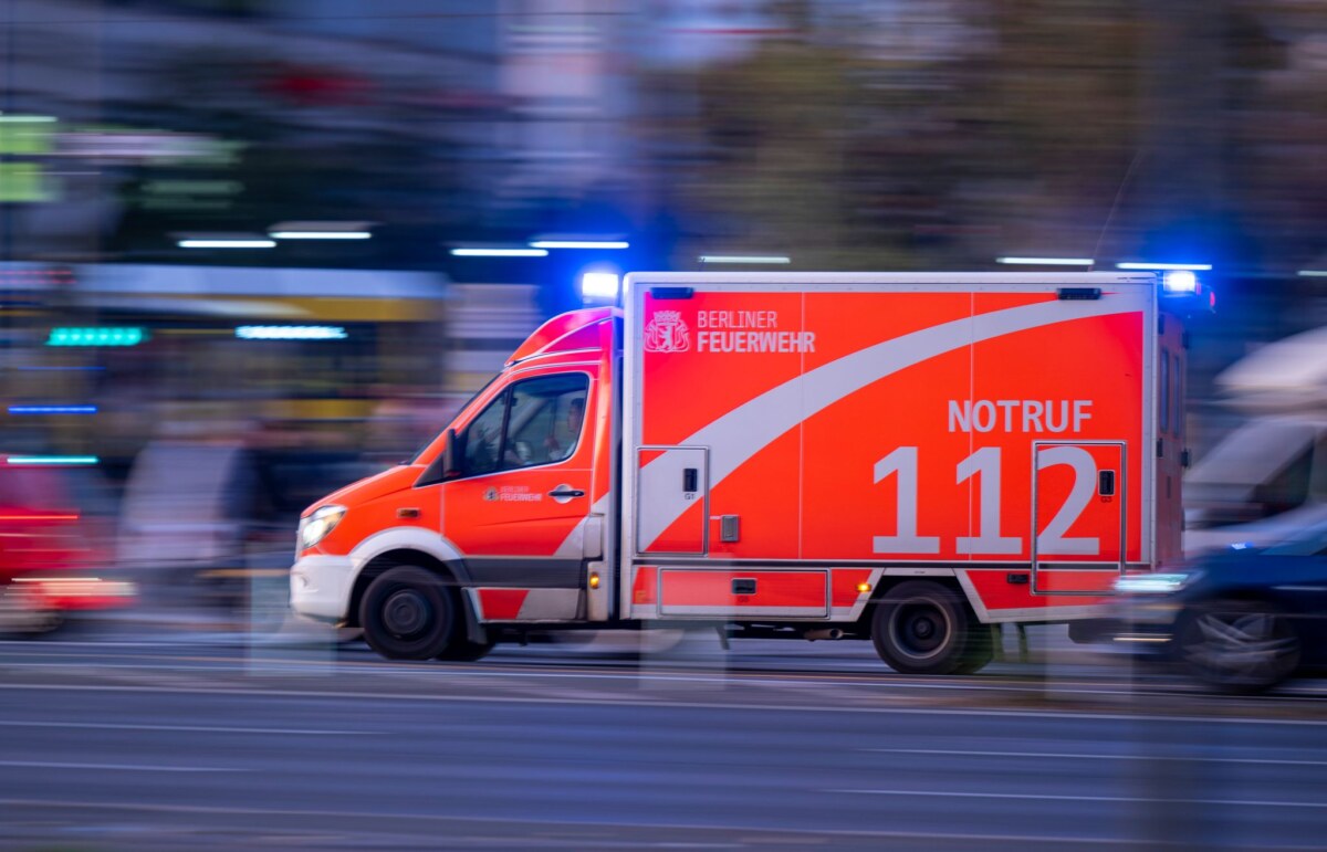 Rettungswagen fährt mit Blaulicht zum Einsatz Ein Auto soll eine Radfahrerin in Spandau überfahren haben (Symbolfoto).