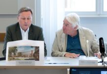 Uni-Präsident Oliver Günther (l) bei der Vorstellung der Pläne mit SAP-Mitbegründer Hasso Plattner. 
