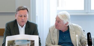 Uni-Präsident Oliver Günther (l) bei der Vorstellung der Pläne mit SAP-Mitbegründer Hasso Plattner. 