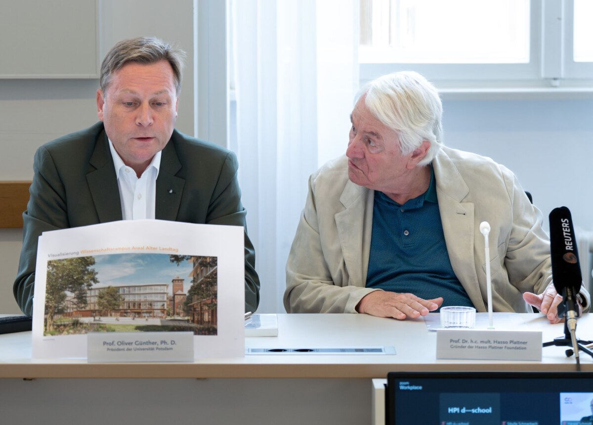 Potsdamer Brauhausberg-Gelände soll Uni-Campus werden Uni-Präsident Oliver Günther (l) bei der Vorstellung der Pläne mit SAP-Mitbegründer Hasso Plattner.