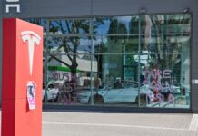 Kritiker von Tesla-Chef Elon Musk haben Farbe auf einen Verkaufsladen von Tesla in Berlin gesprüht.
