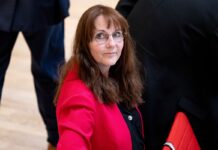 Rund vier Wochen nach ihrem Rücktritt erstmals wieder auf der landespolitischen Bühne: Ex-Innenministerin Katrin Lange (SPD) im Landtag in Potsdam.