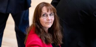 Rund vier Wochen nach ihrem Rücktritt erstmals wieder auf der landespolitischen Bühne: Ex-Innenministerin Katrin Lange (SPD) im Landtag in Potsdam.