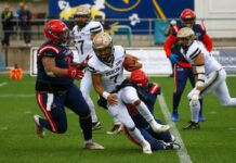  Berlins Spielmacher Jakeb Sullivan (Nr. 7, M) in Aktion.