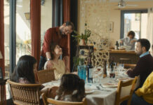 Rosa (Ariane Ascaride) ist das Herz und die Seele ihrer Nachbarschaft. Bild: Filmkinotext