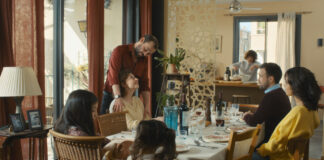 Rosa (Ariane Ascaride) ist das Herz und die Seele ihrer Nachbarschaft. Bild: Filmkinotext