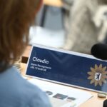 Die «Super Recognizerin» Claudia spricht auf der Pressekonferenz der Polizei Berlin.