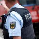 Ein Zug ist in Brandenburg auf ein liegendes Verkehrsschild geprallt und hat notbremsen müssen. (Symbolbild)