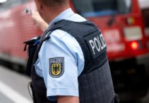 Ein Zug ist in Brandenburg auf ein liegendes Verkehrsschild geprallt und hat notbremsen müssen. (Symbolbild)