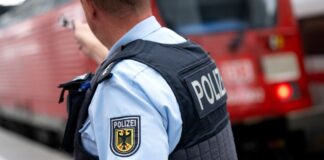 Ein Zug ist in Brandenburg auf ein liegendes Verkehrsschild geprallt und hat notbremsen müssen. (Symbolbild)