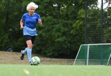 Als eine der ältesten deutschen Fußballspielerinnen trainiert Karin Walk zweimal die Woche.